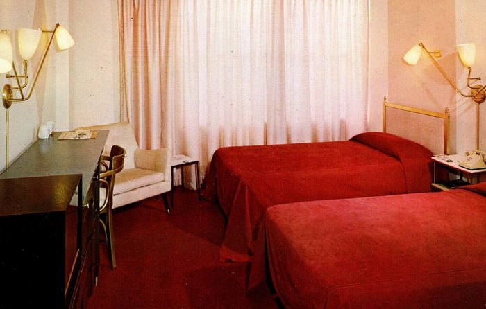 Riverside Motor Inn (Deluxe Inn, Riverside Manor) - Vintage Postcard
